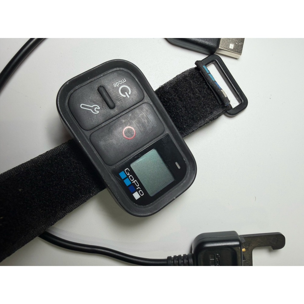 GoPro Smart Remote ARMTE-002 Waterproof Camera Control with Charging Cable Strap - Picture 2 of 6